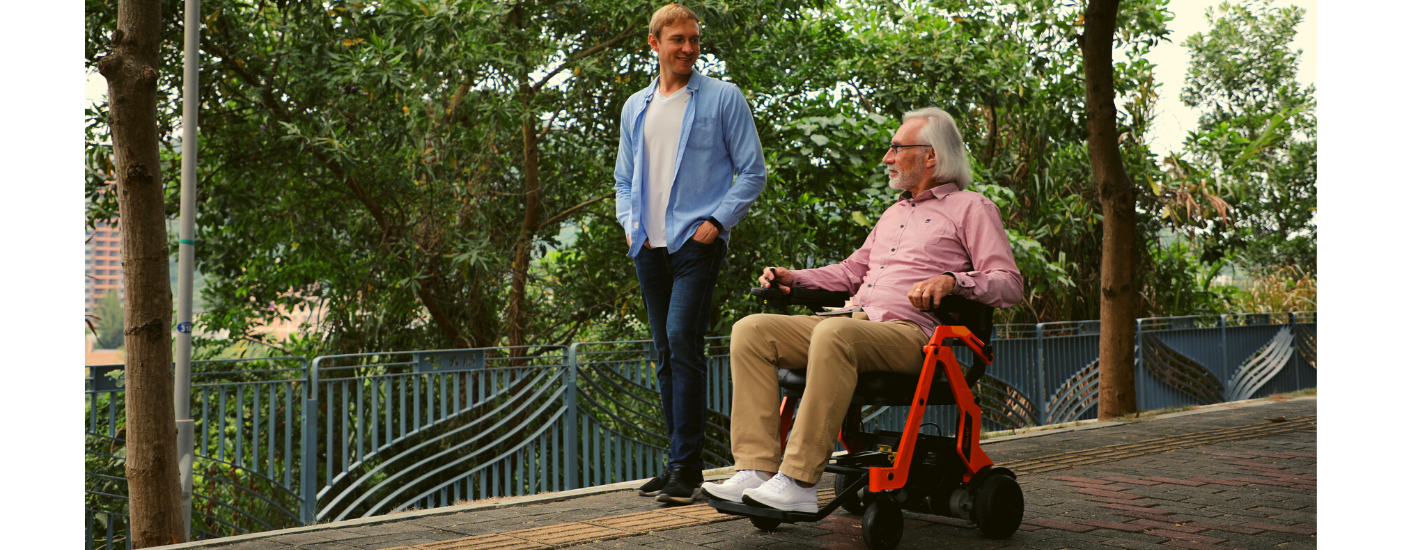 这款折叠电动轮椅结合了电动椅的独立性和非电动椅的灵活性。